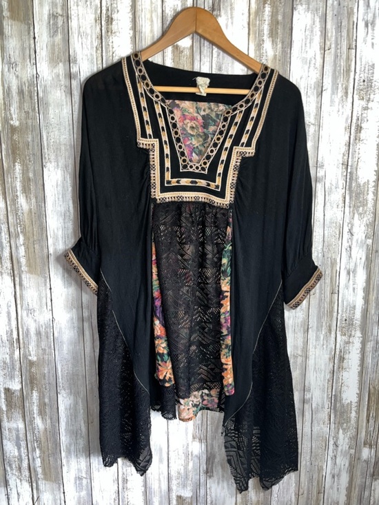 gimmicks by BKE Tops - Gimmicks Boho Tunic Top Medium Black Lace Crochet Floral Sheer Asymmetrical Hem